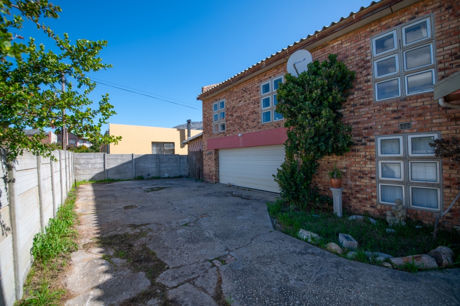 6 Bedroom Property for Sale in Pringle Bay Western Cape